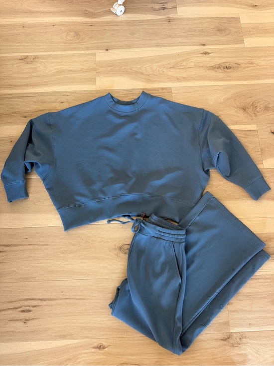 Zenana Outfitters Tops - Zenana Outfitters Dusty Blue Cropped Sweatshirt